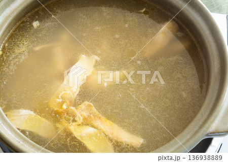 家庭で作る鶏の出汁スープ 家庭で作る鶏の出汁スープ 136938889
