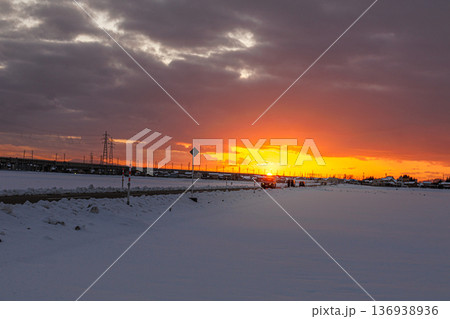 雪で覆われて美しい雪原に変貌した田園地帯の夕景 雪で覆われて美しい雪原に変貌した田園地帯の夕景 136938936