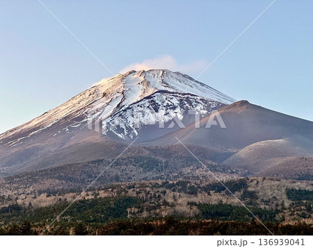 一月の富士山 136939041