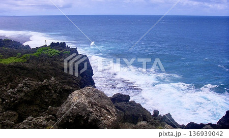 沖縄県沖縄本島の荒天の辺戸岬 136939042