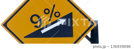 白バックに9度の傾斜角があるという注意の標識 136939096