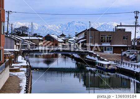 背景の立山連峰が綺麗な富山県射水市の内川地区の雪景色 136939184