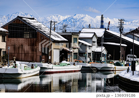 背景の立山連峰が綺麗な富山県射水市の内川地区の雪景色 136939186