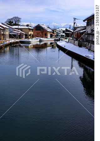 背景の立山連峰が綺麗な富山県射水市の内川地区の雪景色 136939187