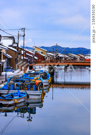 背景の立山連峰が綺麗な富山県射水市の内川地区の雪景色 136939190