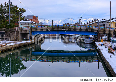 背景の立山連峰が綺麗な富山県射水市の内川地区の雪景色 136939192