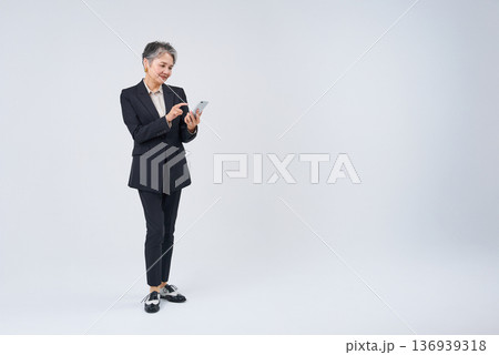 スマートフォンを操作するシニア女性 スマートフォンを操作するシニア女性 136939318