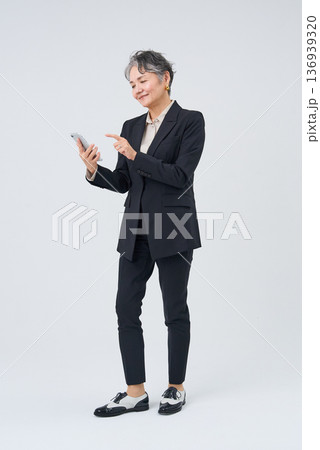 スマートフォンを操作するシニア女性 スマートフォンを操作するシニア女性 136939320