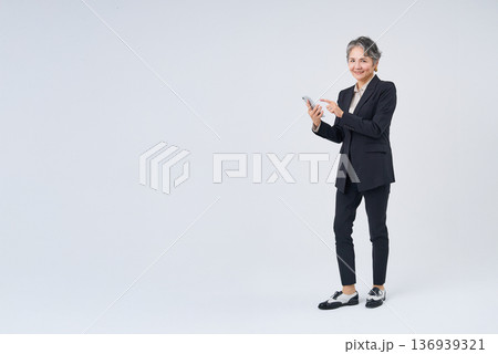 スマートフォンを操作するシニア女性 スマートフォンを操作するシニア女性 136939321