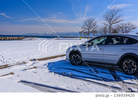 オールシーズンタイヤを履いて安心に雪道を走る四輪駆動車 オールシーズンタイヤを履いて安心に雪道を走る四輪駆動車 136939420