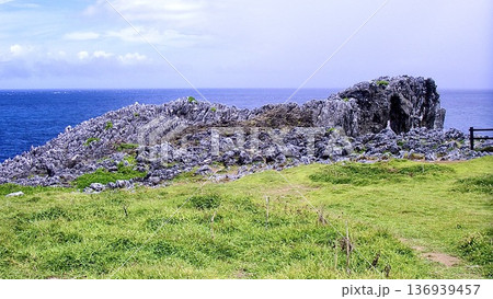 沖縄県沖縄本島の辺戸岬の風景 136939457