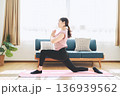 自宅のリビングでヨガポーズをする30代女性のフィットネスライフ 136939562