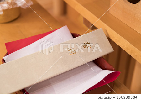 神殿での結婚式のイメージ画像 136939584