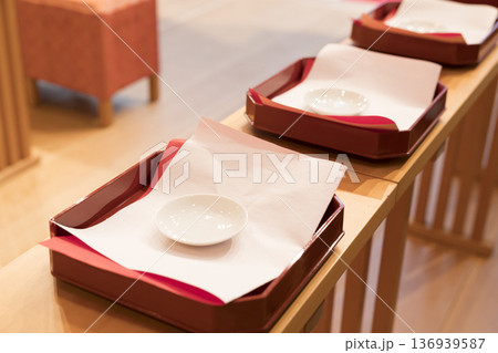 神殿での結婚式のイメージ画像 神殿での結婚式のイメージ画像 136939587