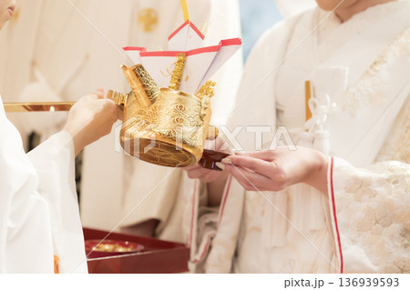 神殿での結婚式のイメージ画像 136939593