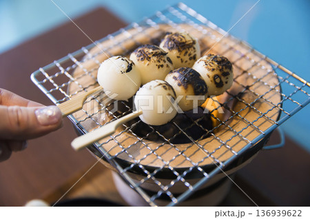 七輪でお団子を焼く女性手元 136939622
