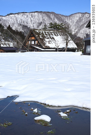 雪に覆われた合掌造り家屋 雪に覆われた合掌造り家屋 136939803
