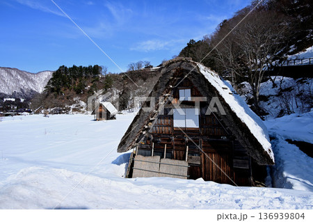 雪に覆われた合掌造り家屋 雪に覆われた合掌造り家屋 136939804