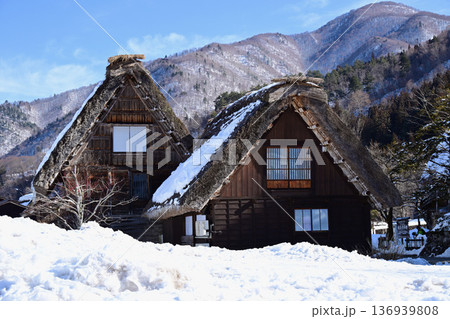 雪に覆われた合掌造り家屋 雪に覆われた合掌造り家屋 136939808