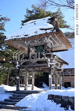 雪に覆われた明善寺鐘楼門 136939816