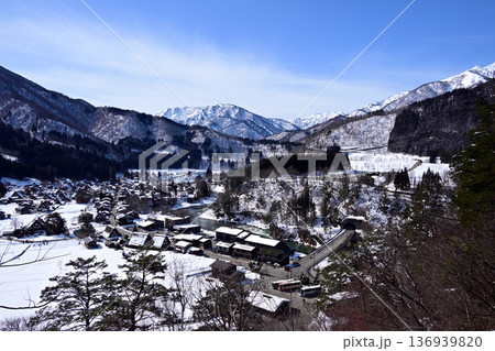 展望台から見た雪に覆われた白川郷合掌造り集落 展望台から見た雪に覆われた白川郷合掌造り集落 136939820