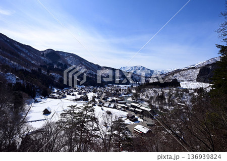 展望台から見た雪に覆われた白川郷合掌造り集落 136939824