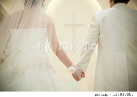 結婚式場バージンロードで手をつなぐ新郎新婦の素材 結婚式場バージンロードで手をつなぐ新郎新婦の素材 136939863