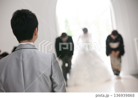 結婚式場バージンロードで父との入場シーンイメージ素材 結婚式場バージンロードで父との入場シーンイメージ素材 136939868