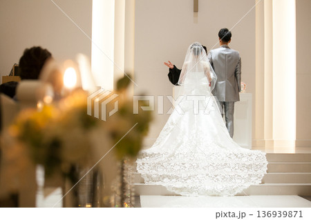 結婚式場バージンロードで父との入場シーンイメージ素材 136939871
