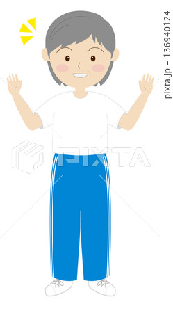 笑顔で両手を上げる元気な高齢の女性 136940124