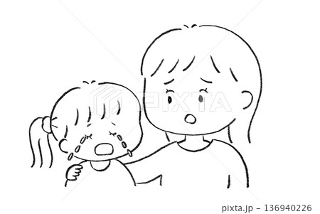 泣いている子供を慰める母親 女の子 泣いている子供を慰める母親 女の子 136940226