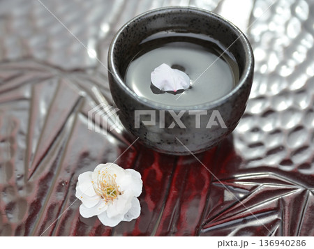 ぐい飲みに浮かぶ梅の花びらと春の静寂 ぐい飲みに浮かぶ梅の花びらと春の静寂 136940286