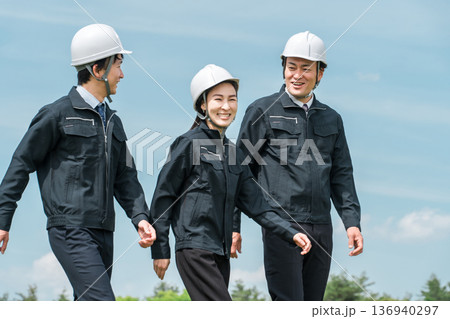 作業現場を歩く作業着姿の男女の作業員(建築業,運送業,土木業,ゼネコン) 作業現場を歩く作業着姿の男女の作業員(建築業,運送業,土木業,ゼネコン) 136940297