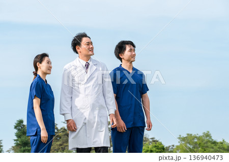 公園・屋外にいる医療スタッフ(医師・看護師・医療従事者・大学病院) 公園・屋外にいる医療スタッフ(医師・看護師・医療従事者・大学病院) 136940473