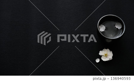 黒背景に梅の花とぐい飲み ― 余白のある和の春素材 黒背景に梅の花とぐい飲み ― 余白のある和の春素材 136940593