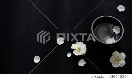 黒背景に梅の花とぐい飲み ― 余白のある和の春素材 黒背景に梅の花とぐい飲み ― 余白のある和の春素材 136940594