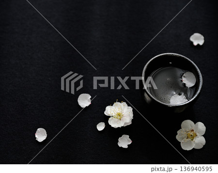 黒背景に梅の花とぐい飲み ― 余白のある和の春素材 136940595