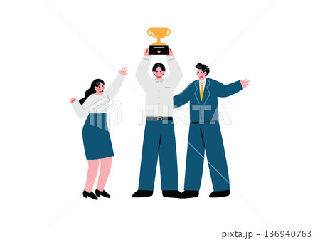 トロフィーを掲げるビジネスマン 136940763