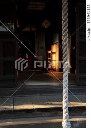 願いをかけて握った部分が光っている神社の鈴の尾・文京区 136941188