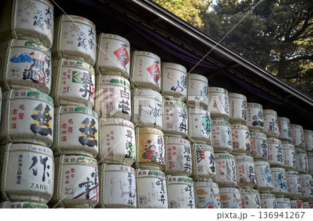 神社に奉納された日本酒の菰樽・色彩豊かな伝統の景観 神社に奉納された日本酒の菰樽・色彩豊かな伝統の景観 136941267
