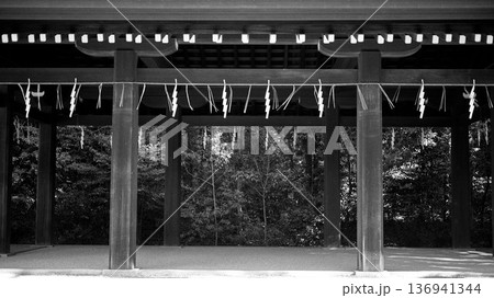 神社拝殿・紙垂たなびく聖域のモノクローム 神社拝殿・紙垂たなびく聖域のモノクローム 136941344