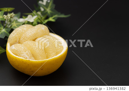 サワーポメロの素材写真　大きい柑橘を剥いて皮に並べた可愛い盛り付け 136941382