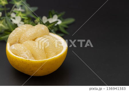 サワーポメロの素材写真　大きい柑橘を剥いて皮に並べた可愛い盛り付け 136941383