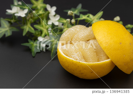 サワーポメロの素材写真　大きい柑橘を剥いて皮に並べた可愛い盛り付け 136941385