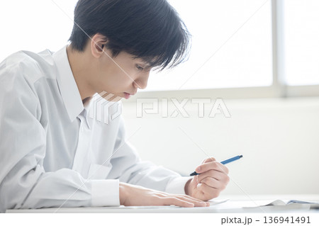 男子 高校生 中学生 勉強 男子 高校生 中学生 勉強 136941491
