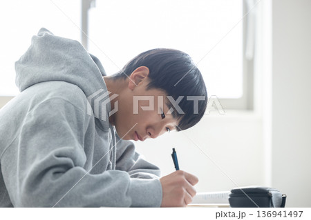 男子 高校生 中学生 勉強 男子 高校生 中学生 勉強 136941497