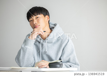 男子 高校生 中学生 勉強 男子 高校生 中学生 勉強 136941519