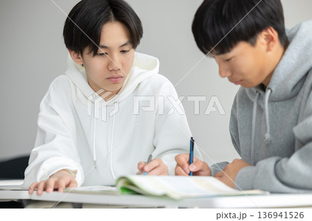 男子 高校生 中学生 勉強 男子 高校生 中学生 勉強 136941526