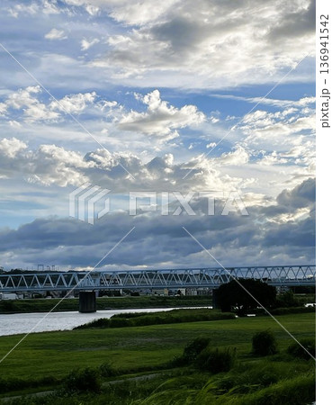 流れる雲と鉄橋のある河川風景 136941542