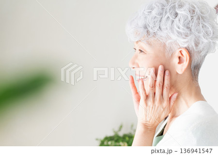 肌の潤いを実感するシニア女性 肌の潤いを実感するシニア女性 136941547
